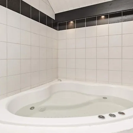 6 Person Holiday In Oksb L בית נופש